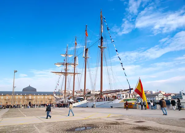 Ferrol, Spanje - 16 februari: Spaanse marine opleidingsschip, juan se — Stockfoto