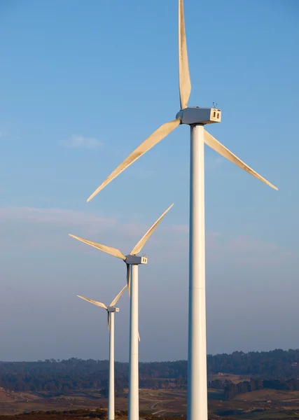 Üç rüzgar türbinleri — Stok fotoğraf