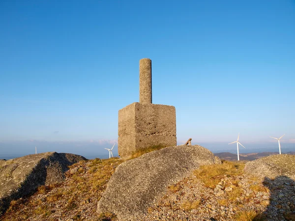 "Γεωδαιτική κορυφή "στη Γαλικία σε μια ηλιόλουστη μέρα — Φωτογραφία Αρχείου