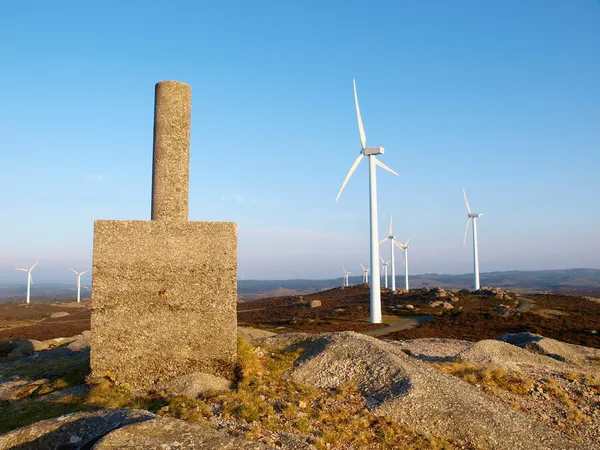"vertice geodetico "in Galizia e turbine eoliche . — Foto Stock