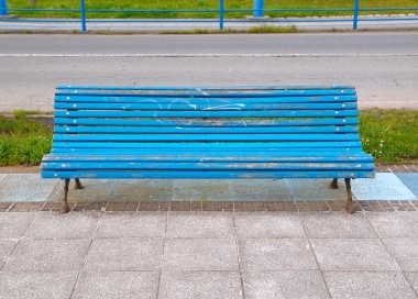 yatay bir kompozisyon içinde Blue bench