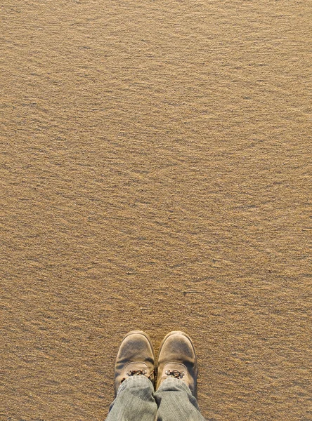 Песок фон с сапогами — стоковое фото