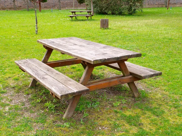 Tabela e benchs em um parque — Fotografia de Stock