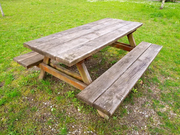 Table et benchs dans un parc à l'extérieur — Photo