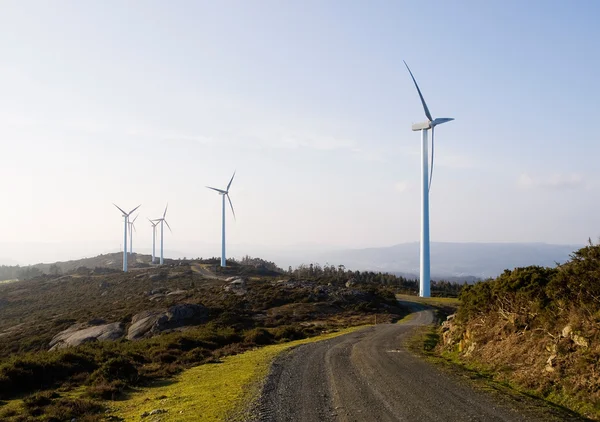 Windturbines en trail — Stockfoto