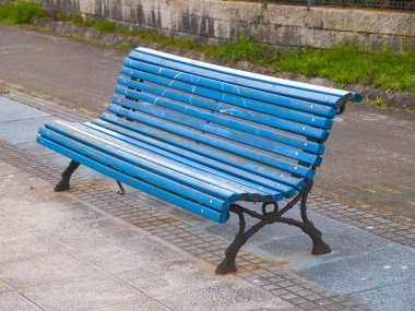 çapraz bileşiminde Blue bench.