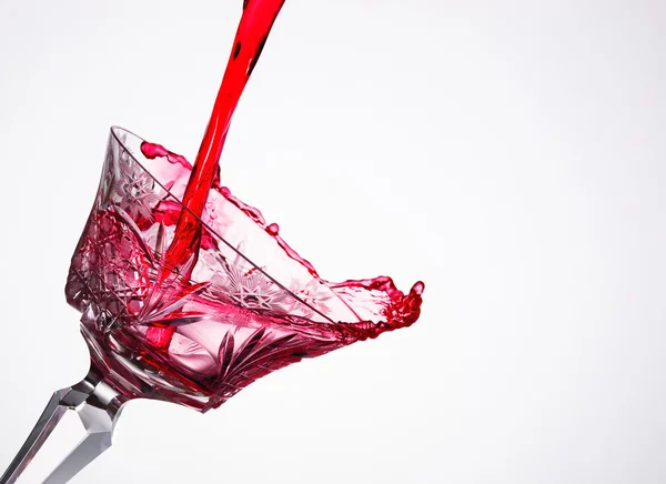 Вино, наливаемое в стакан — стоковое фото