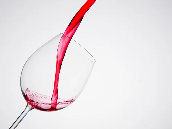Вино, разливающееся в бокал — стоковое фото