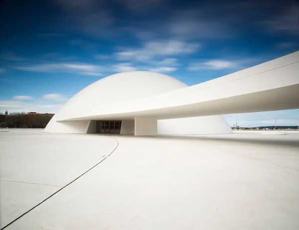 3 月 10 日视图 niemeyer 中心建设，在 av 的西班牙-阿维莱斯 — 图库照片