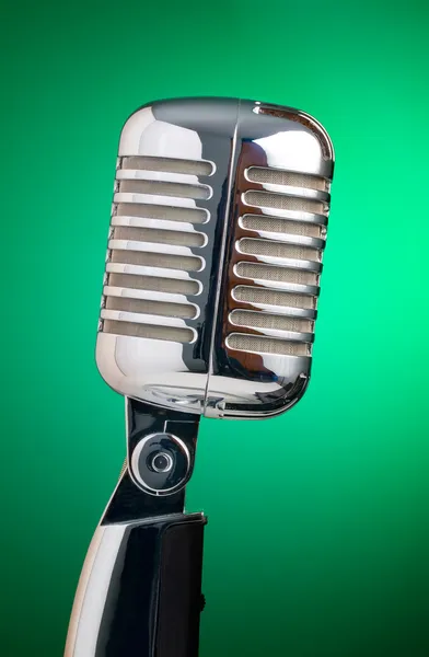 Klasyczny mikrofon na białym tle na zielonym tle — Zdjęcie stockowe