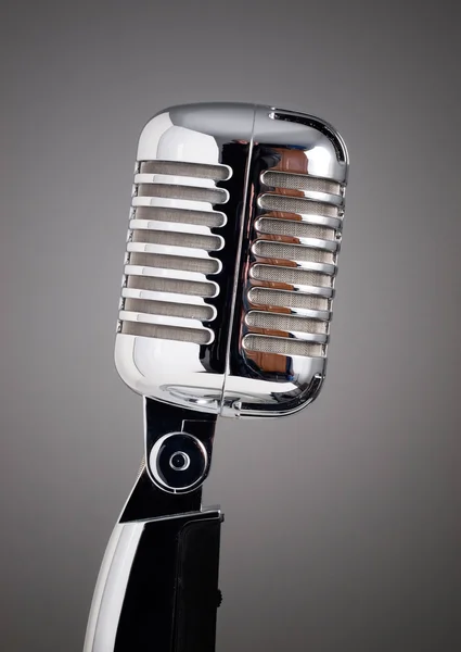 Microphone classique sur gris — Photo