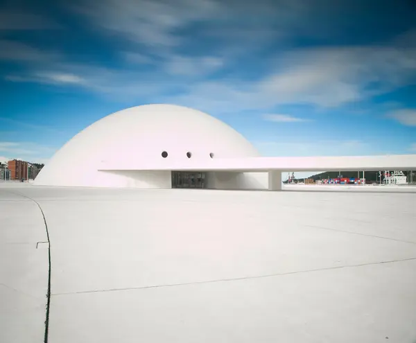 Aviles, spanien - märz 10 blick auf niemeyer center building, in av — Stockfoto