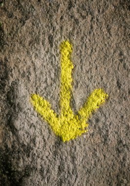 ok aşağı dönük bir duvar boyalı