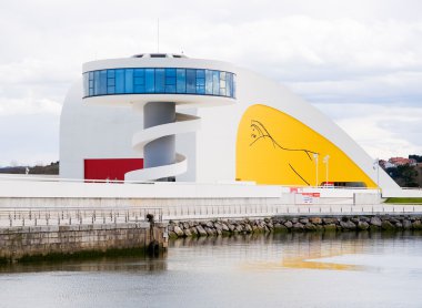 Aviles, İspanya - niemeyer Merkezi Binası, av içinde askeri yürüyüş 10 görünümü