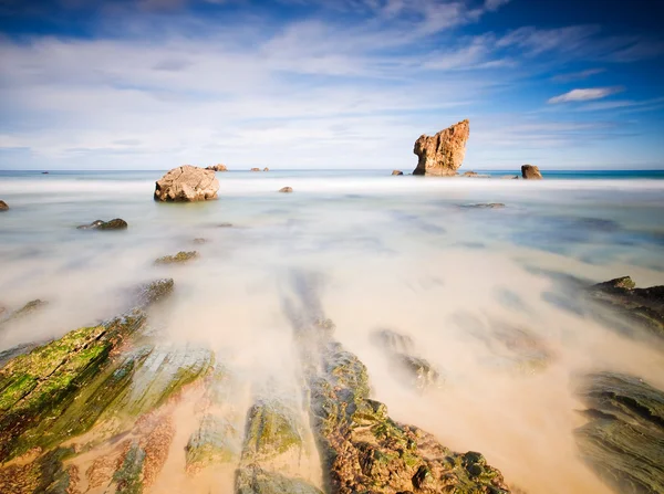 Praia de Aguilar nas Astúrias, Espanha, com longa exposição . — Fotografia de Stock
