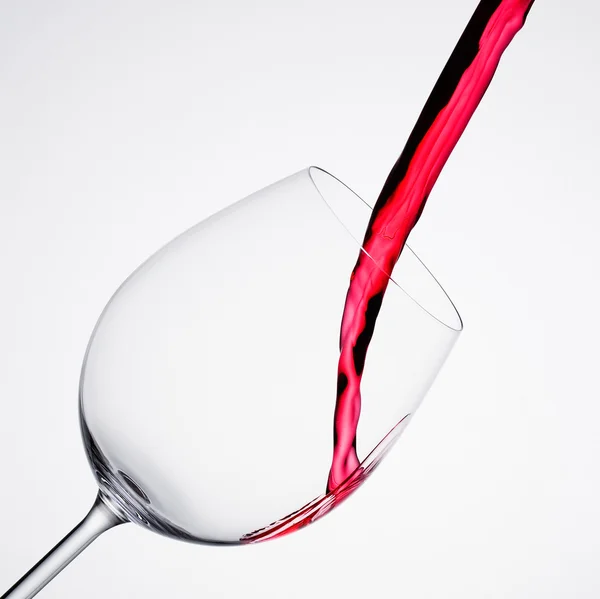 Вино наливается в стекло в квадратной композиции — стоковое фото
