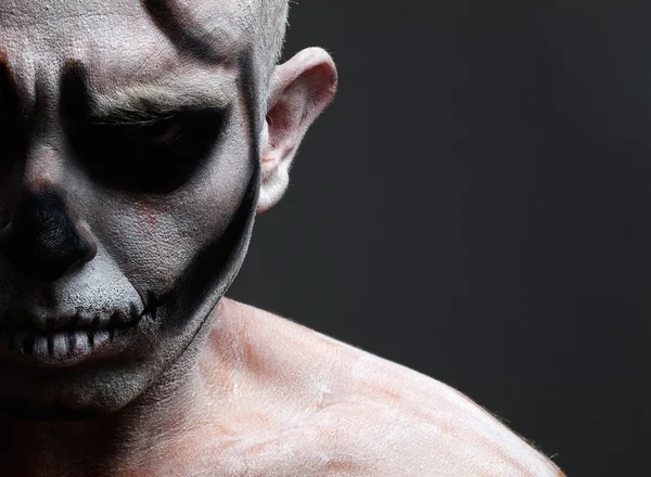 Homem com o rosto pintado com um crânio — Fotografia de Stock