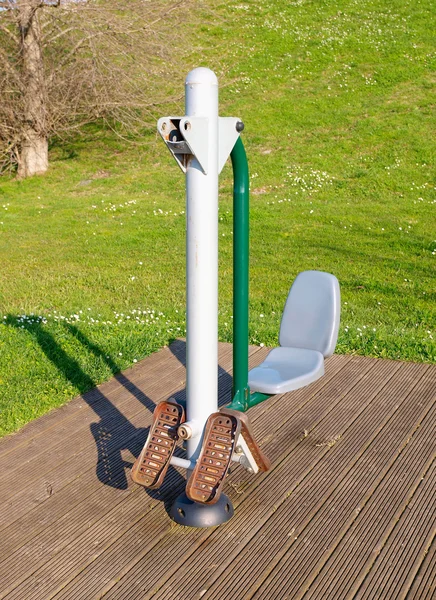 Maszyny do ćwiczeń w publicznym parku — Zdjęcie stockowe