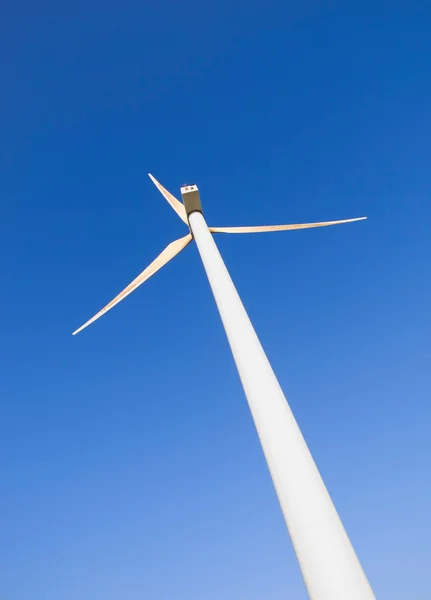 Windturbine op blauwe lucht — Stockfoto