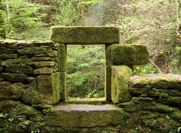 Raamkozijn in een huis in ruïnes — Stockfoto