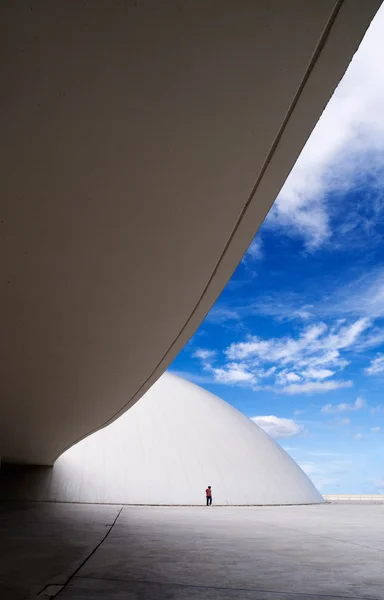 AVILES, ESPAÑA - 10 DE MARZO Vista del edificio del Centro Niemeyer, en Av. —  Fotos de Stock