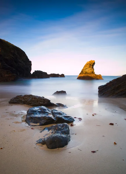 Paisaje marino con una roca iluminada — Foto de Stock