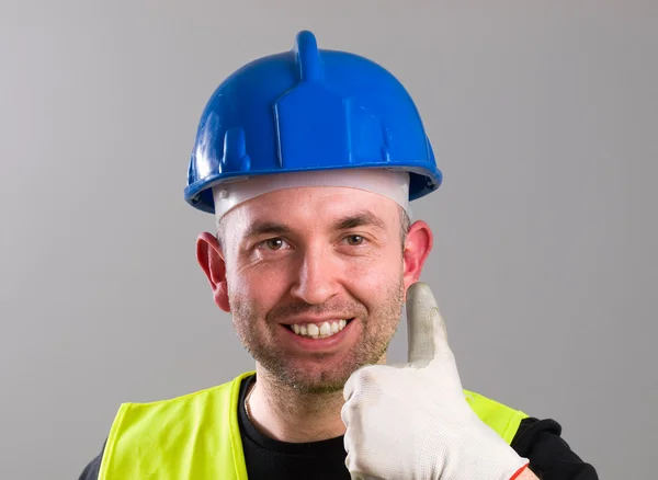 Potret seorang pekerja mengekspresikan positif dengan simbol ok — Stok Foto