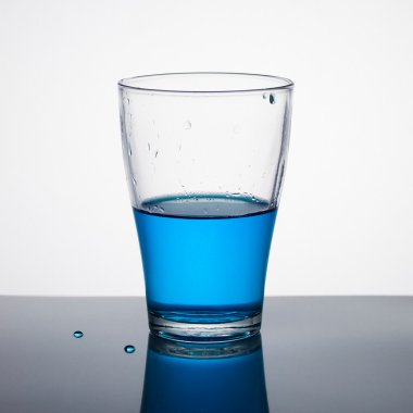 bardağı mavi sıvı dolu
