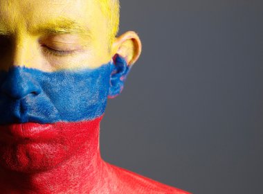 Kolombiya ve kapalı e bayrağı ile adam ve onun yüzü boyalı