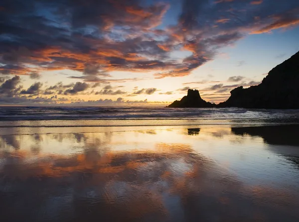 Hermosa puesta de sol en una playa española — Foto de Stock