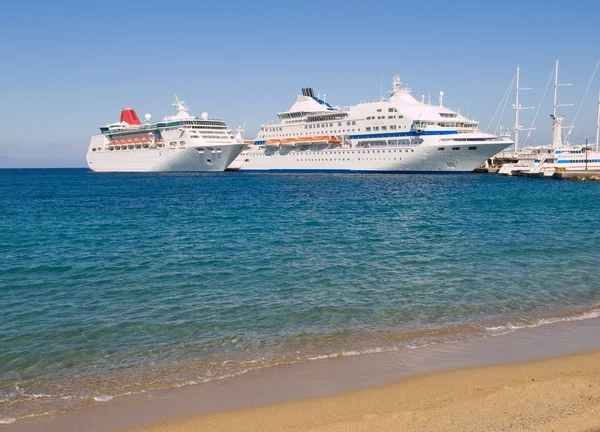 Due incrociatori ormeggiati in un porto mediterraneo — Foto Stock