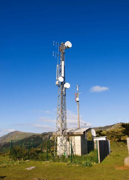 Telekommunikation antenn i naturen — Stockfoto