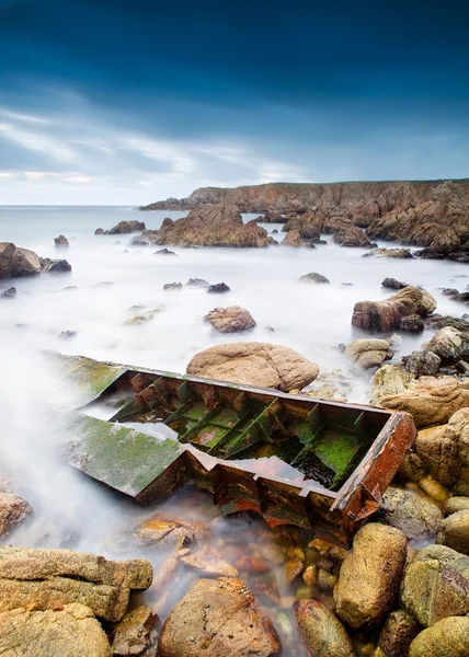 Boot schipbreuk op de kust — Stockfoto