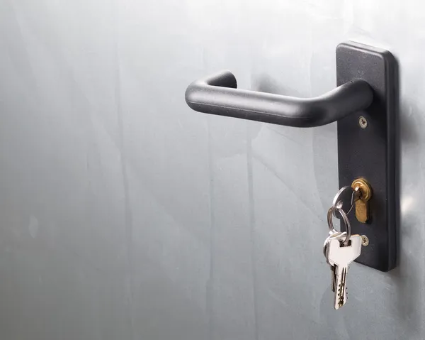 A door handle with lock and keys — Stock Photo, Image