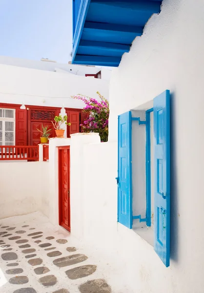 Calle típica de un pueblo mediterráneo —  Fotos de Stock