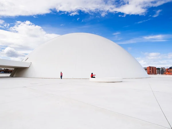 3 月 10 日视图 niemeyer 中心建设，在 av 的西班牙-阿维莱斯 — 图库照片