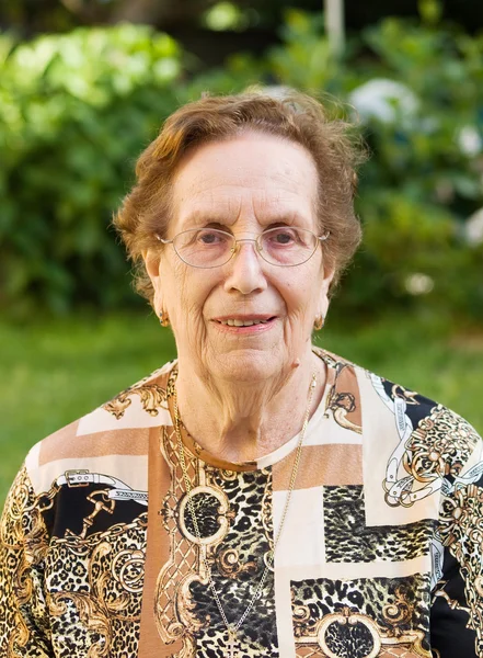 Femme âgée avec des lunettes et sourire dans son visage — Photo