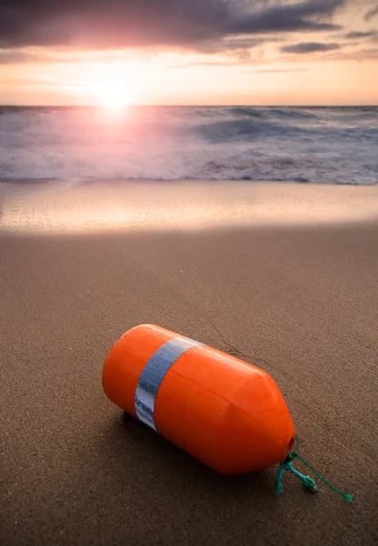 Boei aangespoeld op een strand — Stockfoto