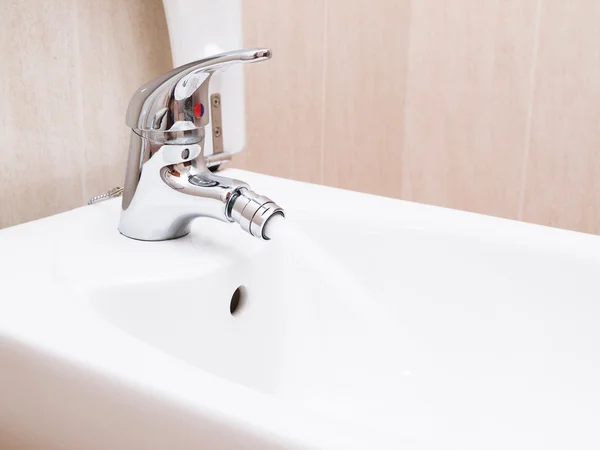 Blandare med vatten i ett badrum — Stockfoto