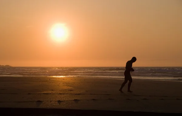 Uomo che corre sulla spiaggia — Foto Stock