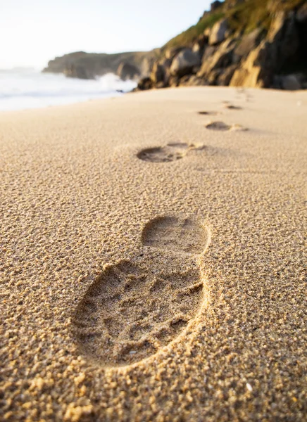 在海滩的沙子的脚印详细 — 图库照片