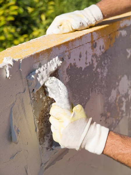 Man spreading tile adhesive, detail. — Stock Photo, Image