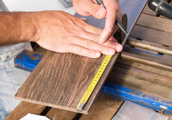 Hombre midiendo una pieza de azulejo —  Fotos de Stock