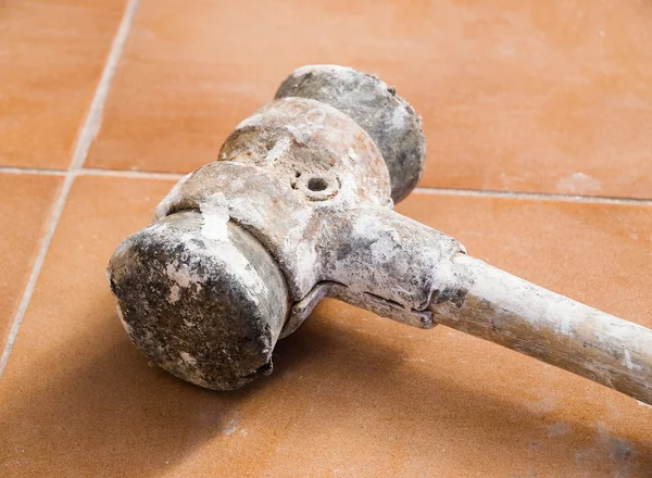 Kopf Hammer aus nächster Nähe auf Fliesen Hintergrund — Stockfoto