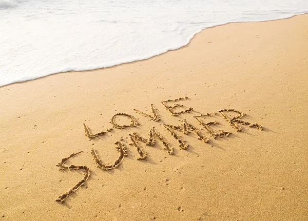 Texten "love summer" skrivet i sanden på stranden — Stockfoto