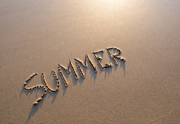 Слово літо в піску — стокове фото