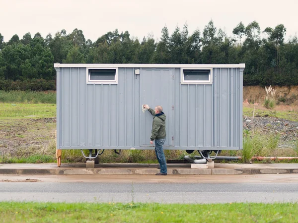 Man opening a hut site — Stock Photo, Image