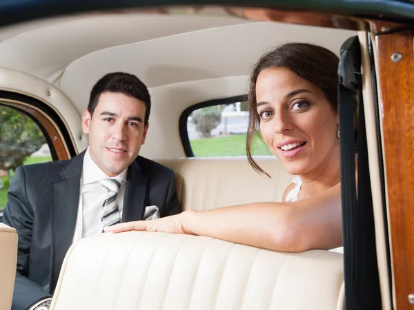 Bride and groom inside a car — Stock Photo, Image