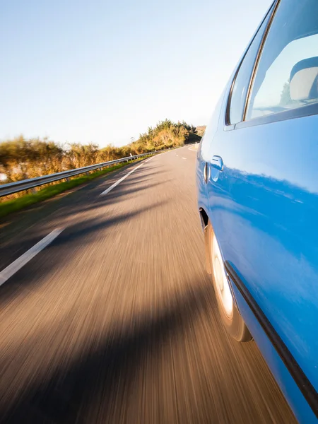 Giro in auto su strada in giornata di sole . — Foto Stock