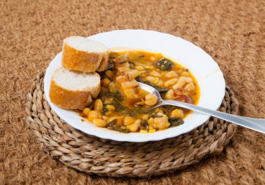 potaje de garbanzos y espinacas. İspanya mutfağı.